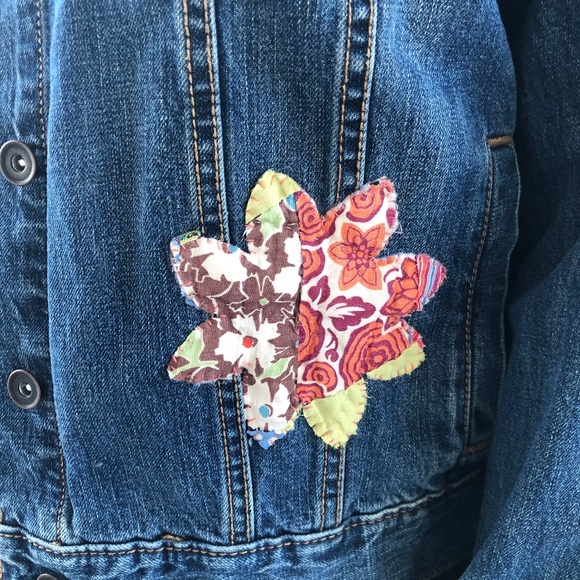 Jean jacket with vintage hankies linens buttons quilts yo-yo’s embroidery 12 - Picture 8 of 10